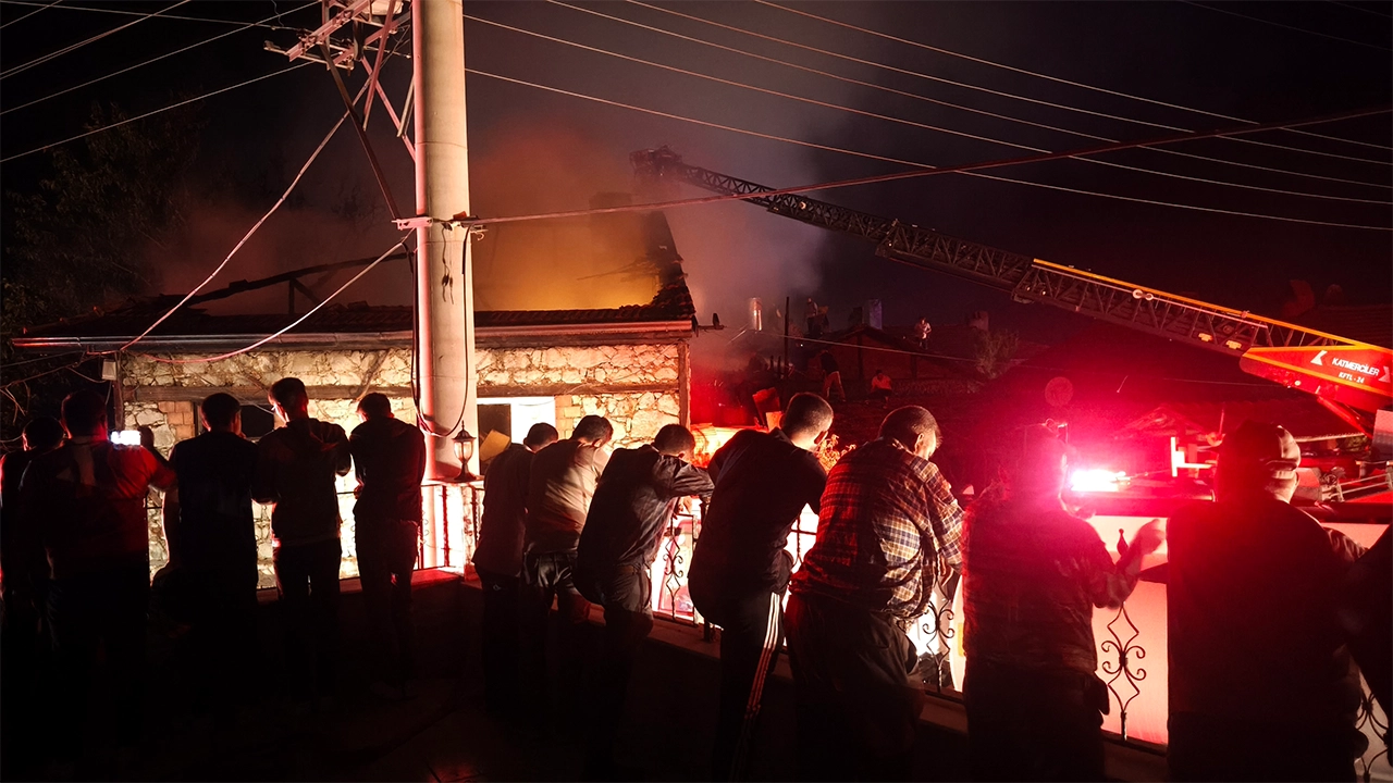 Kütahya'da Köydeki Yangında Evler Alevlere Teslim Oldu5