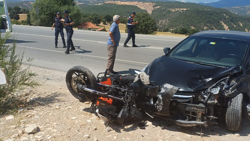 Kütahya’da Otomobil Ile Motosiklet Çarpıştı, 1 Yaralı (1)