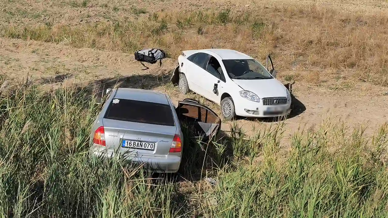 Kütahya’da Otomobil Polis Aracına Çarptı, Yaralılar Var3