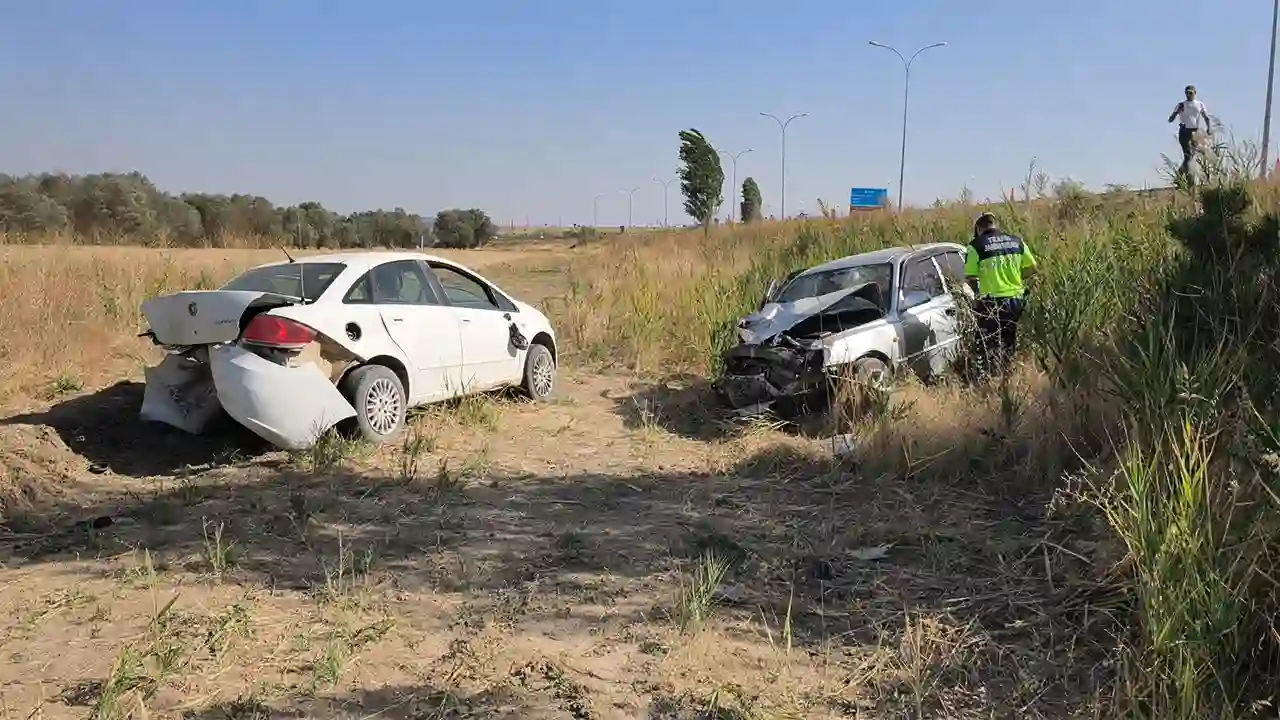 Kütahya’da Otomobil Polis Aracına Çarptı, Yaralılar Var5