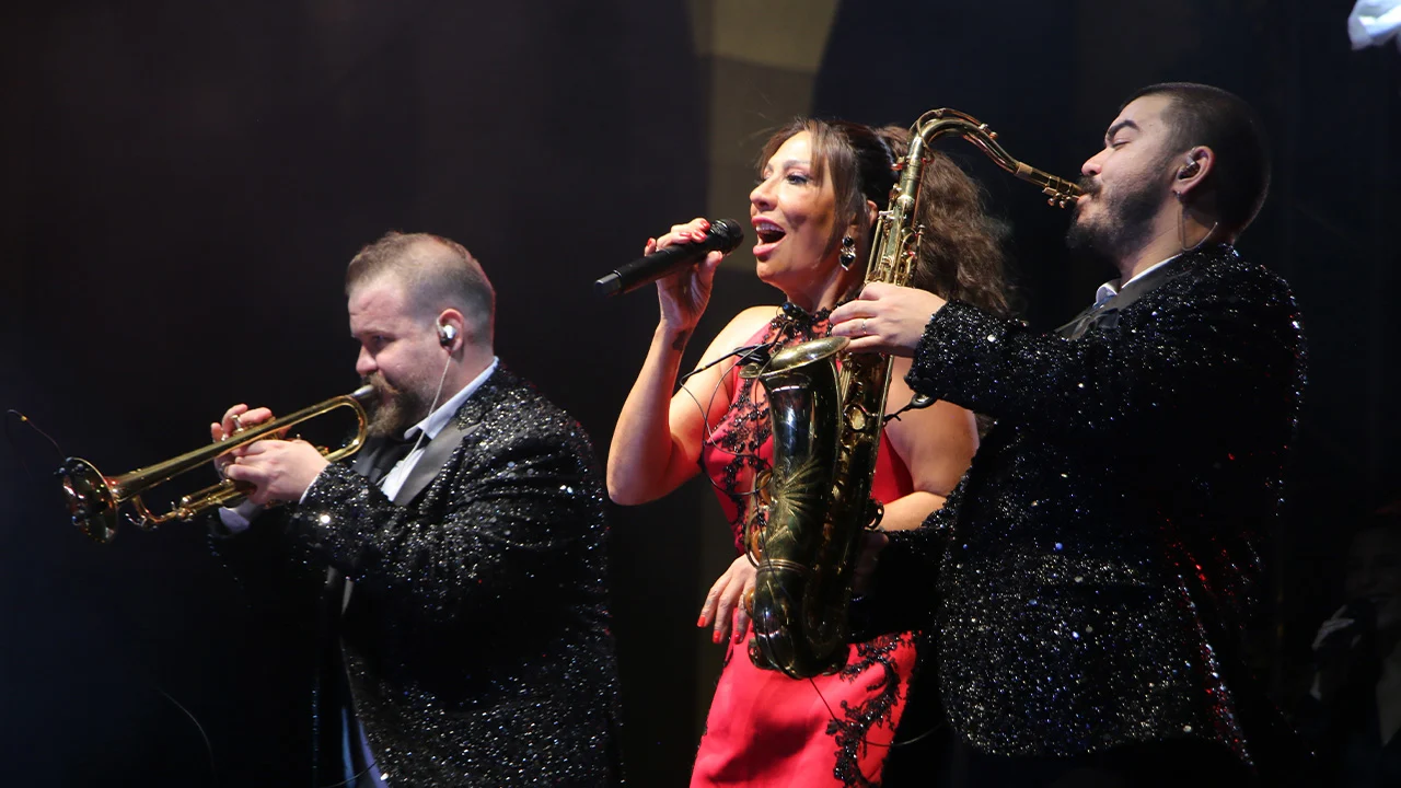 Kütahya’da Zafer Bayramı Kutlamalarında Işın Karaca Sahne Aldı1