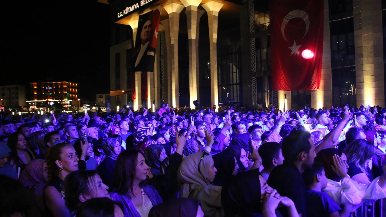 Kütahya’da Zafer Bayramı Kutlamalarında Işın Karaca Sahne Aldı3