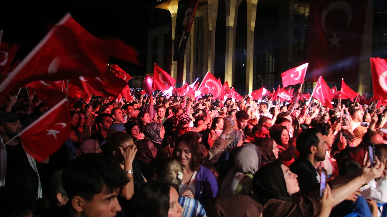 Kütahya’da Zafer Bayramı Kutlamalarında Işın Karaca Sahne Aldı5