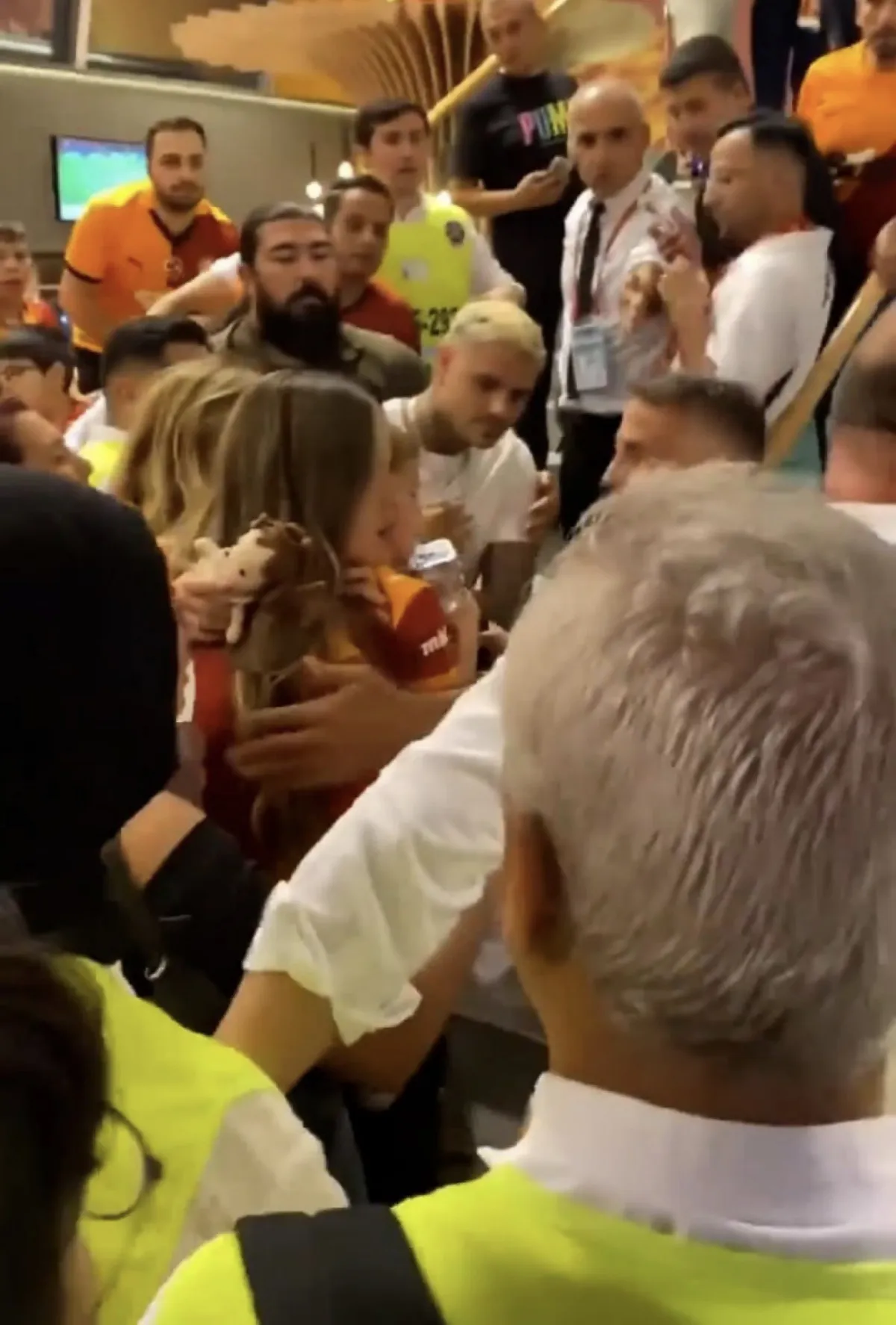 Mauro Icardi Taraftara Kafa Attı