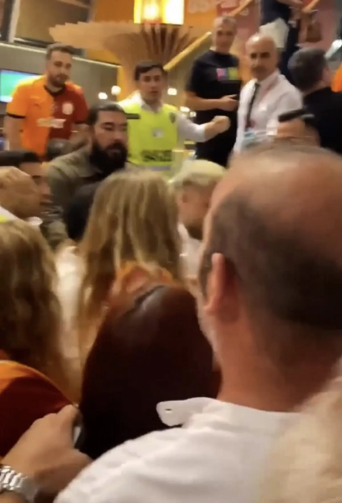 Mauro Icardi Taraftara Kafa Attı1