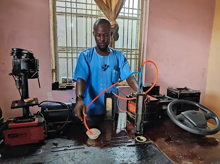 Nijeryalı Mühendis Araçları Suyla Çalıştıran Cihaz Geliştirdi-1