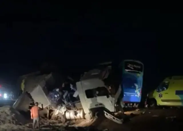 Otobüs Ile Kamyon Çarpıştı 11 Ölü, 45 Yaralı