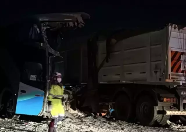 Otobüs Ile Kamyon Çarpıştı 11 Ölü, 45 Yaralı1