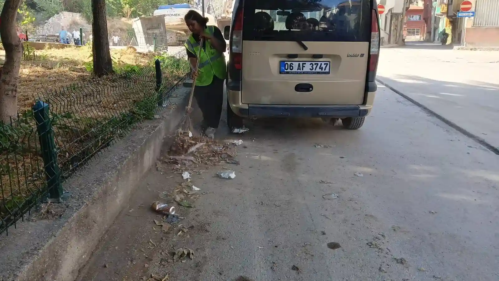 Saray Mahallesi Çevresinde Temizlik Çalışmaları Sürüyor (2)