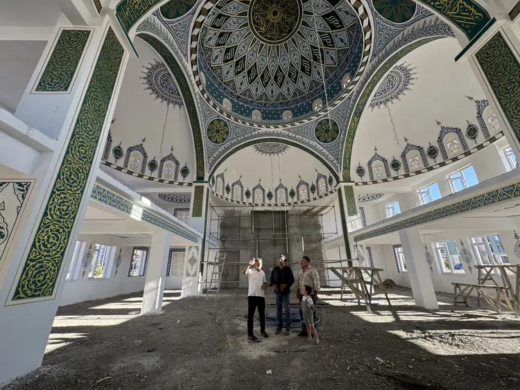 Şehit Oğlunun Hayrı Için Okul Ve Cami Boyuyor (1)