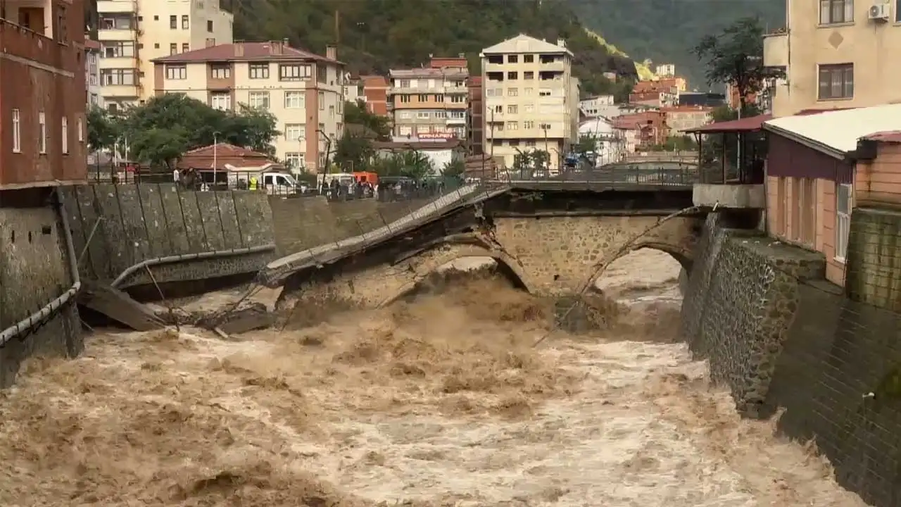 Artvin'de Tarihi Kesmetaş Köprü Yoğun Yağışlarla Çöktü1