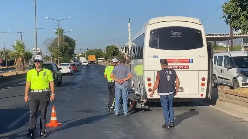 Aydın'da Midibüse Çarpan Baba Ve Kızı Yaralandı 1