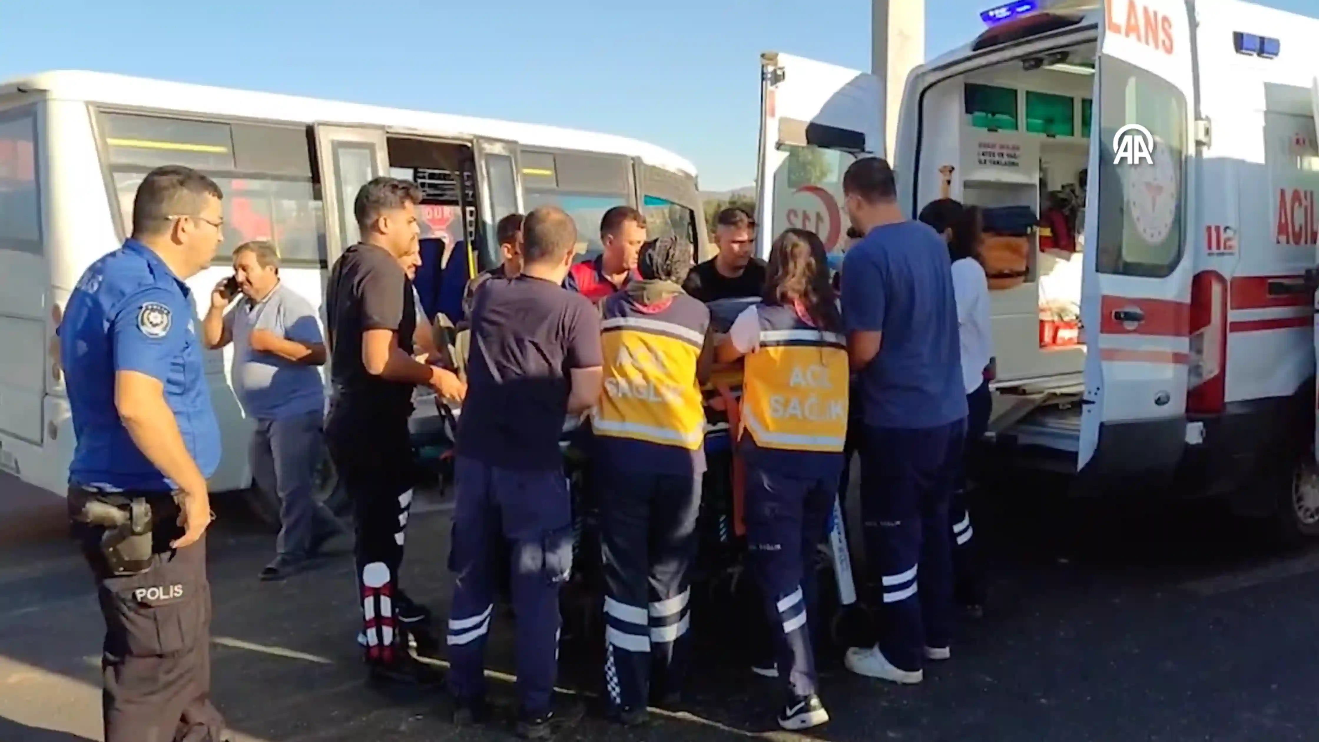 Çanakkale Bayramiç’te Işçi Servisiyle Kamyonet Çarpıştı