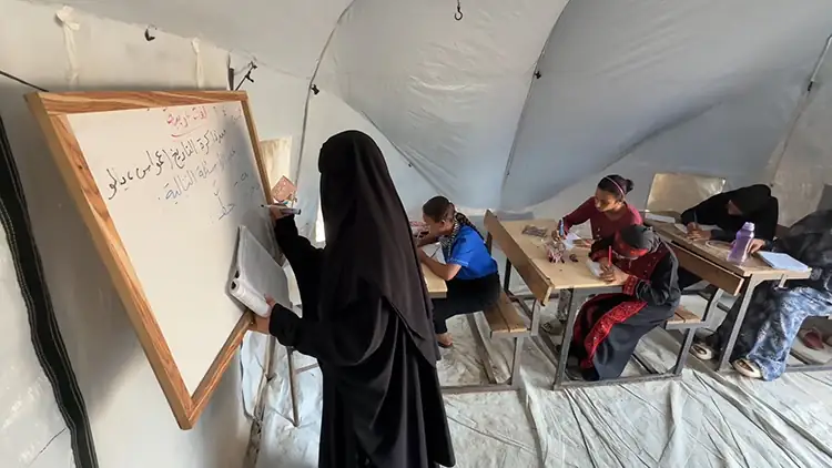 Gazze’de Gönüllü Öğretmenler Çocukları Eğitiyor2