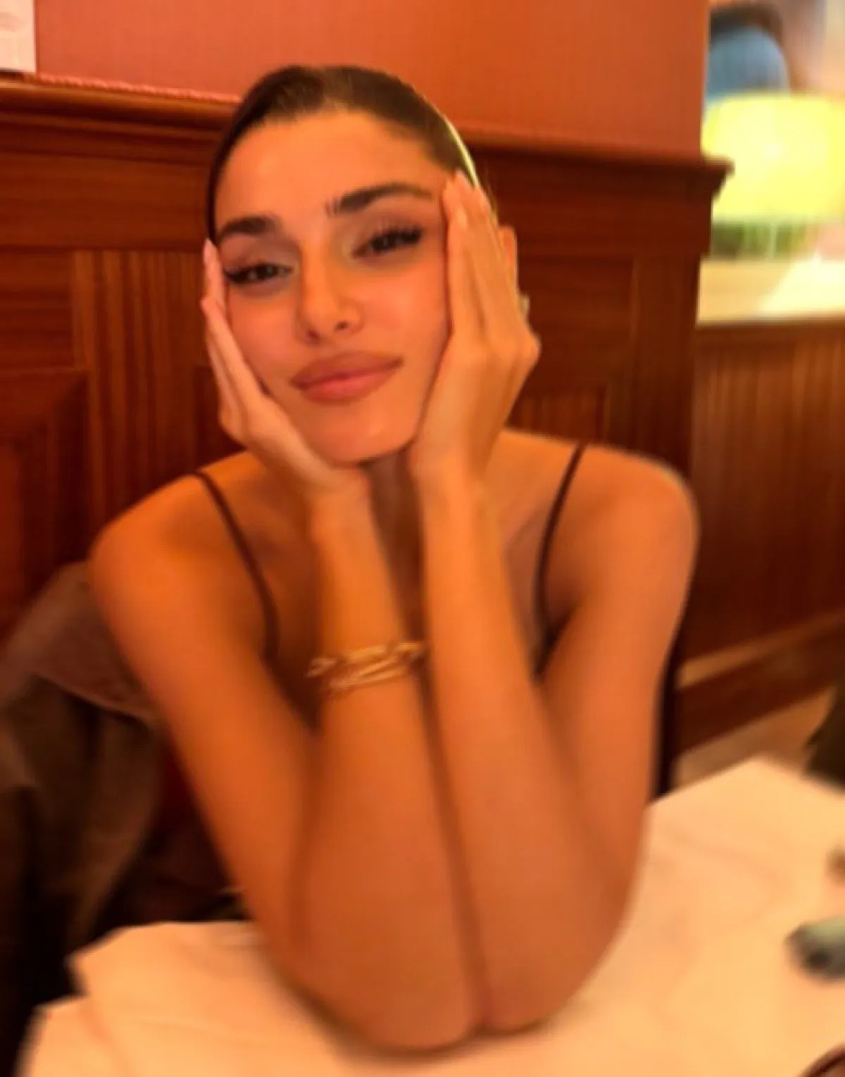 Hande Erçel Ve Ablası Gamze Erçel Milano’da Moda Haftasında2