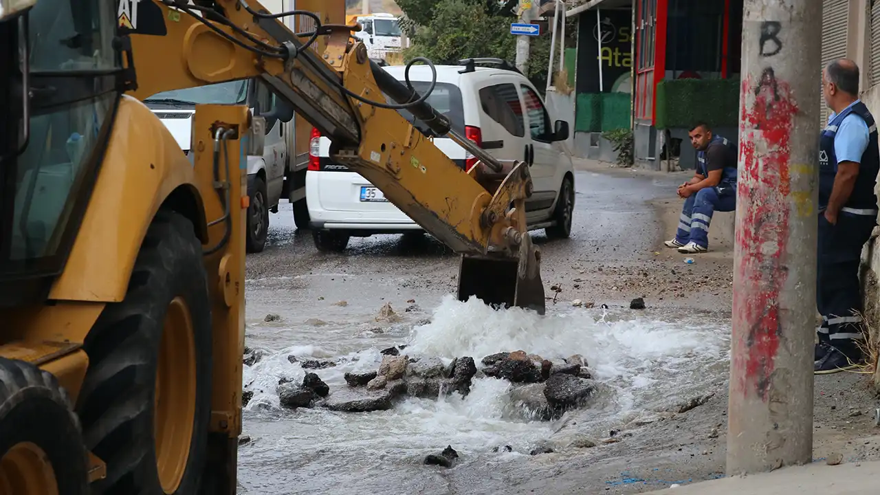 İzmir Karabağlar'da Patlayan Su Borusu Onarılmayınca Tepki 1