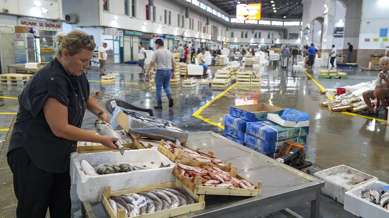 İzmir Su Ürünleri Hali’nin Tek Kadın Tüccarı Oldu4