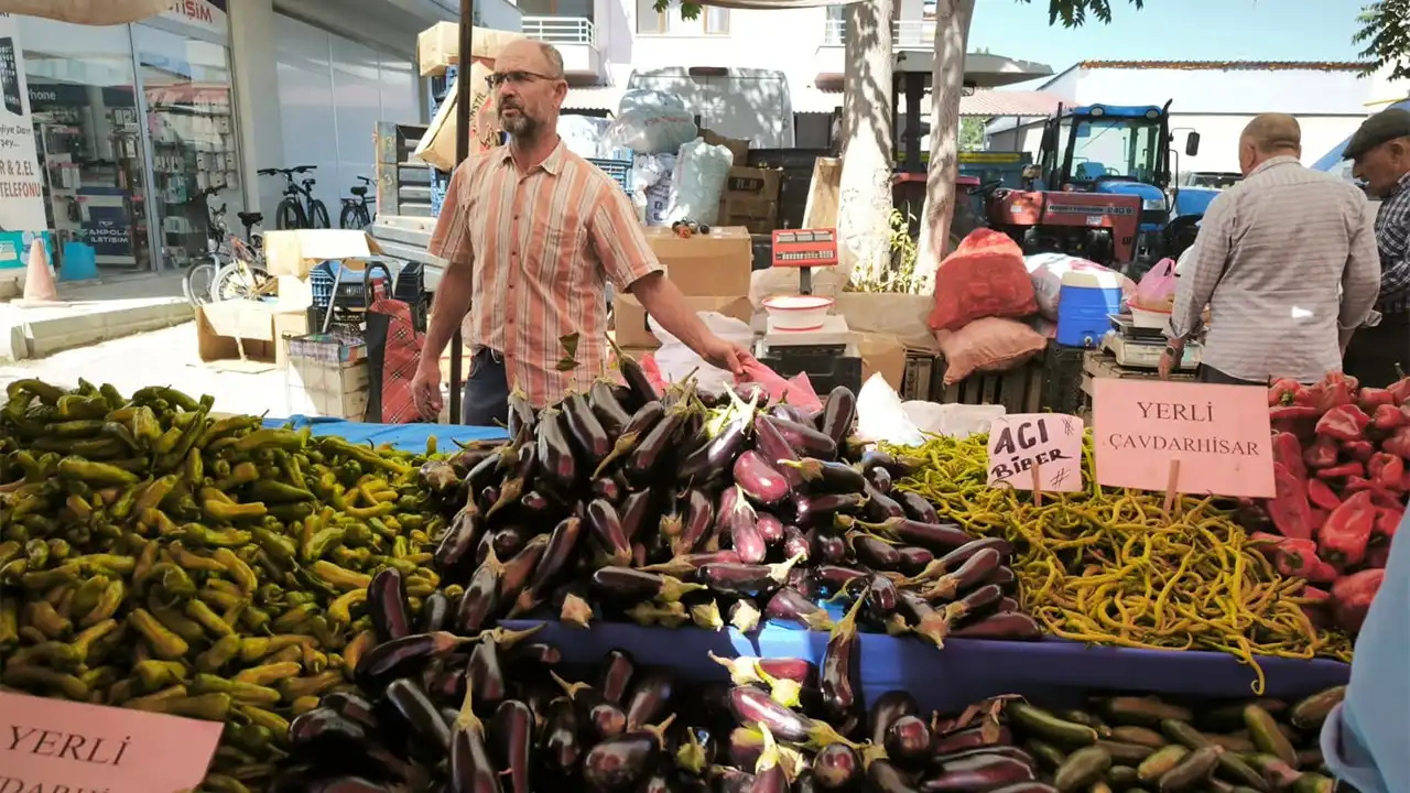Kütahya Çavdarhisar’da Vatandaşlar Pazarda Buluştu3-2