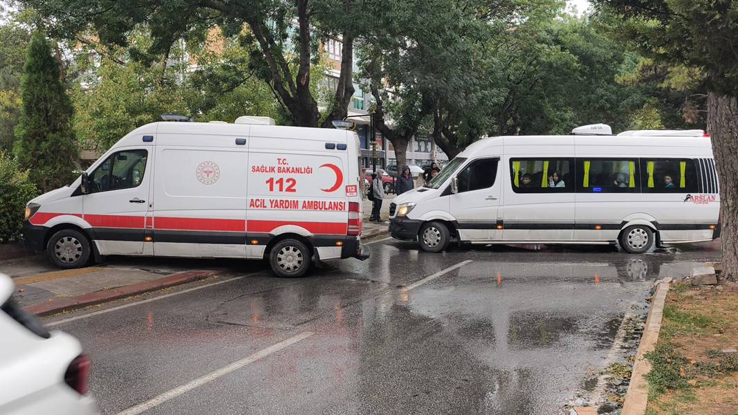 Kütahya Da Öğrenci Servisi Ile Otomobil Çarpıştı 2909 (4)