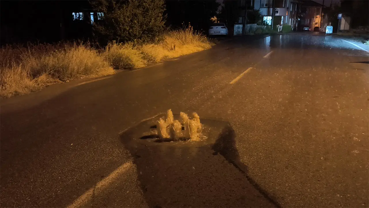 Kütahya’da Ani Sağanak Etkili Oldu, Rögarlar Taştı3