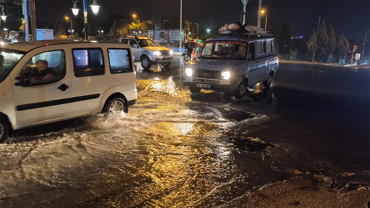 Kütahya’da Ani Sağanak Etkili Oldu, Rögarlar Taştı4