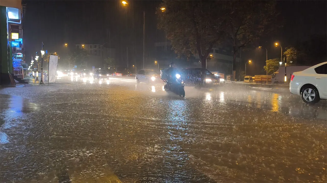 Kütahya’da Ani Sağanak Etkili Oldu, Rögarlar Taştı5