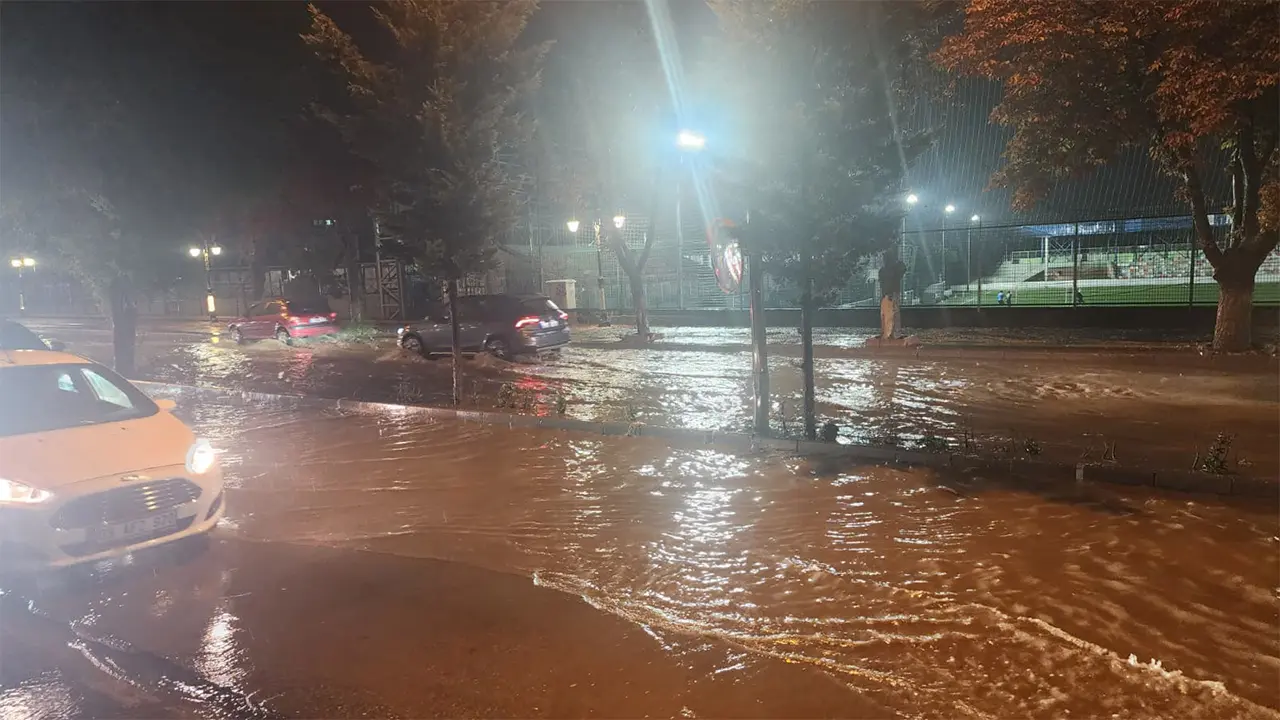 Kütahya’da Ani Sağanak Etkili Oldu, Rögarlar Taştı6