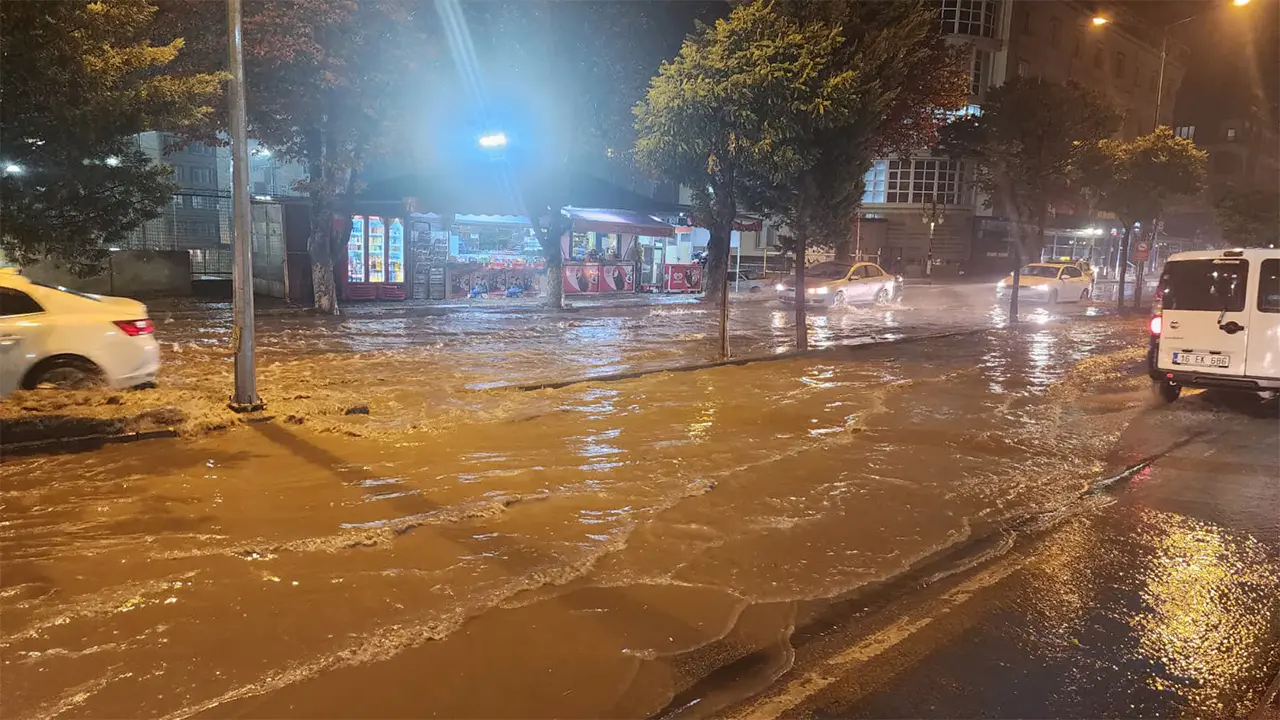 Kütahya’da Ani Sağanak Etkili Oldu, Rögarlar Taştı7