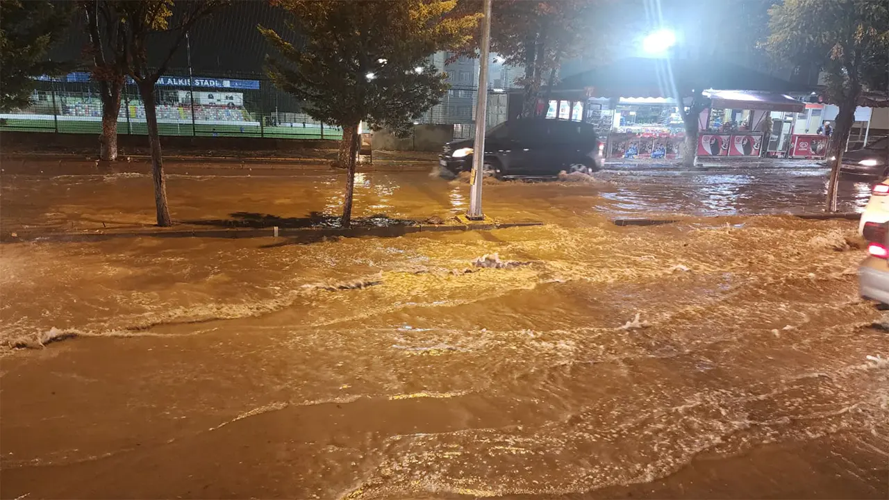 Kütahya’da Ani Sağanak Etkili Oldu, Rögarlar Taştı8