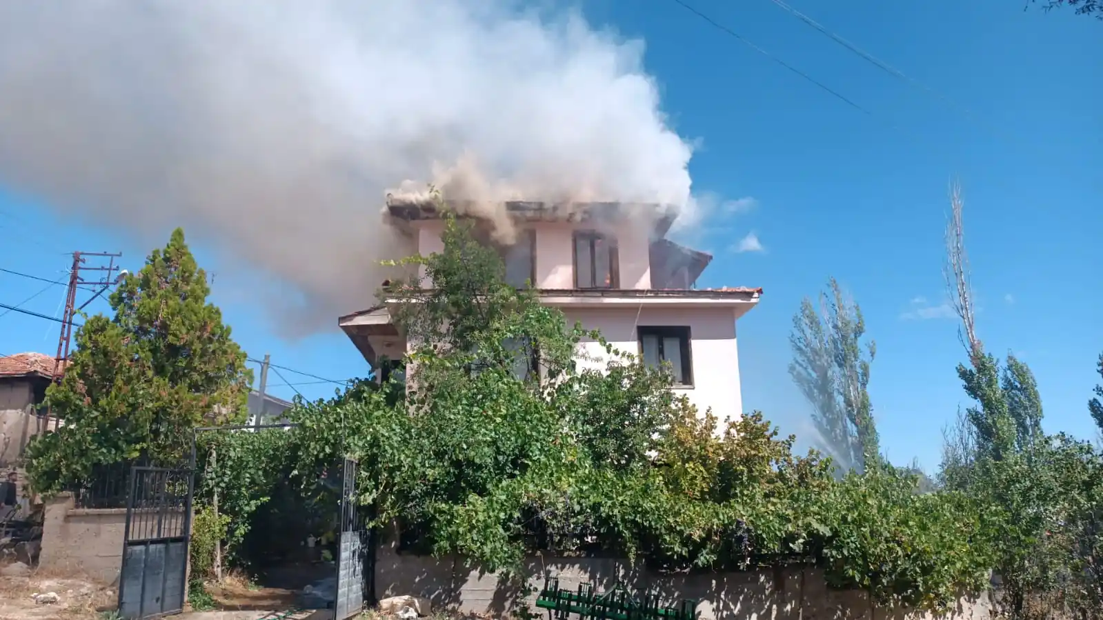 Kütahya'da Bir Köyde Gözleme Yaparken Evi Yaktılar3