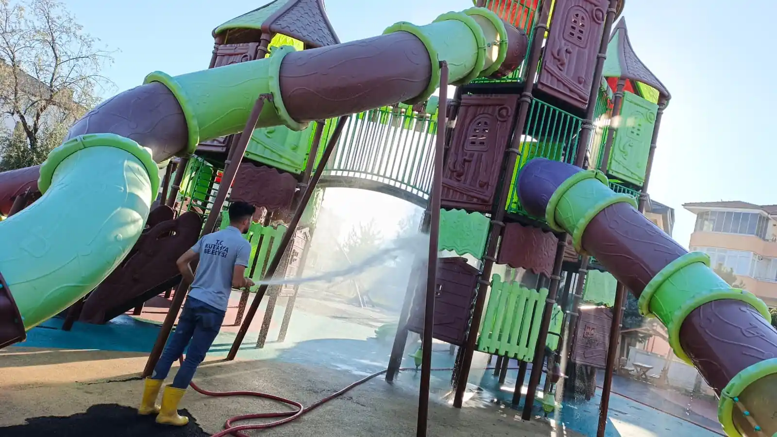 Kütahya’da Çocuk Oyun Parkları Temizleniyor 1