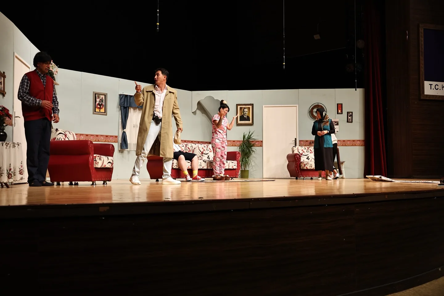 Kütahya’da “Darısı Başımıza” Oyunu Sahnelendi