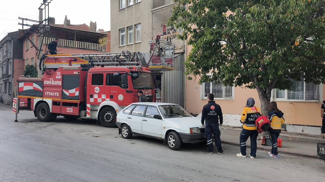 Kütahya'da Evde Düşerek Mahsur Kalan Yaşlı Adamı Ekipler Kurtardı (1)
