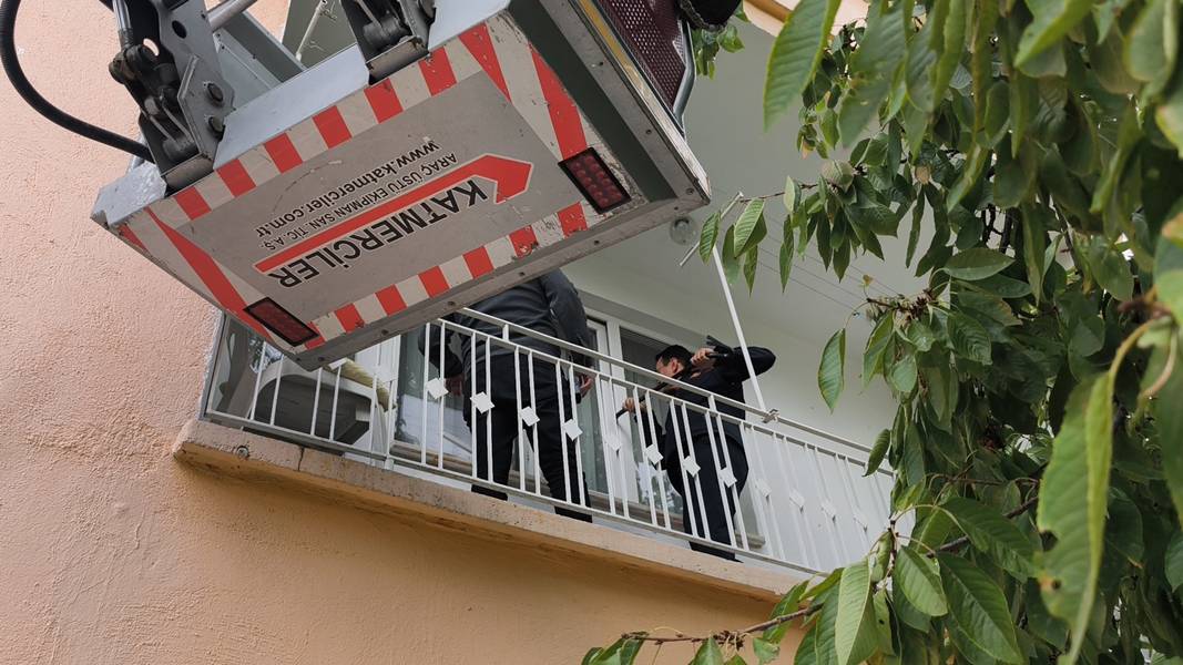 Kütahya'da Evde Düşerek Mahsur Kalan Yaşlı Adamı Ekipler Kurtardı (2)