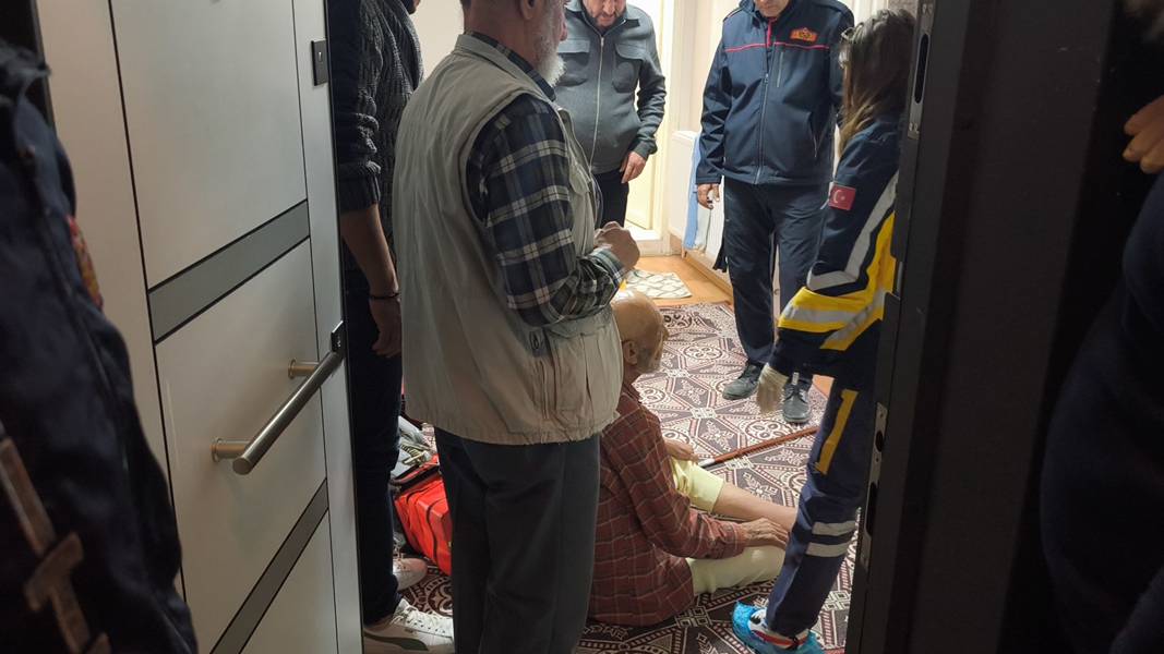 Kütahya'da Evde Düşerek Mahsur Kalan Yaşlı Adamı Ekipler Kurtardı (3)