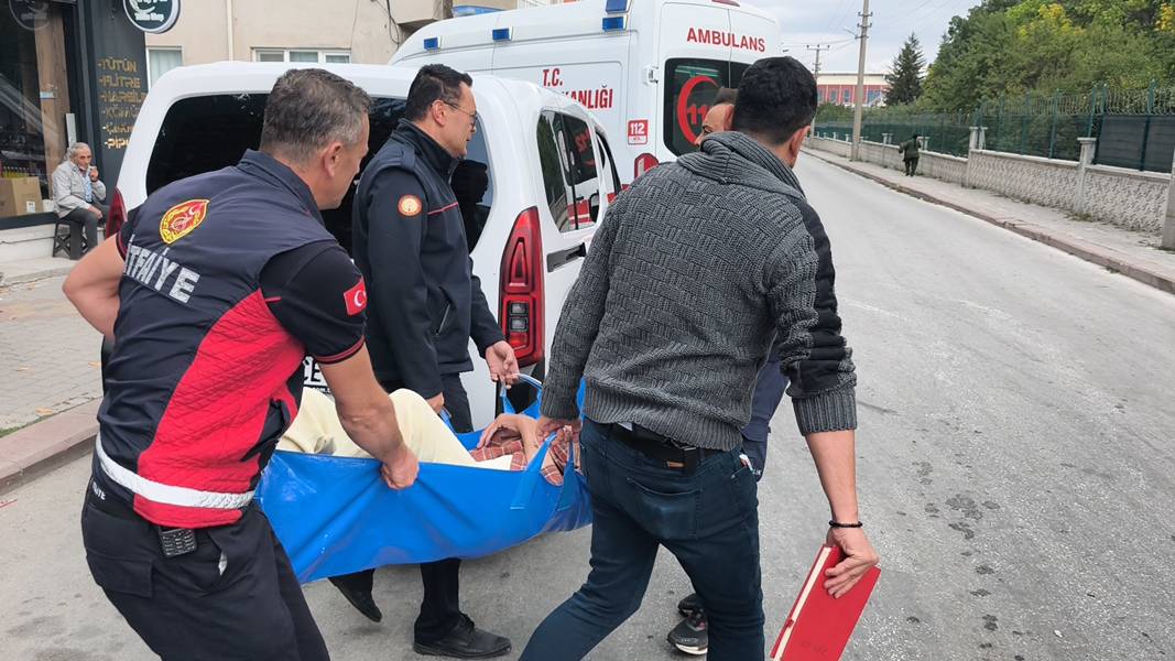 Kütahya'da Evde Düşerek Mahsur Kalan Yaşlı Adamı Ekipler Kurtardı (4)