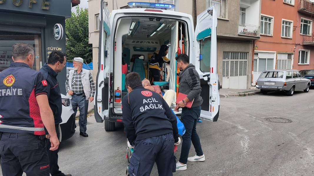 Kütahya'da Evde Düşerek Mahsur Kalan Yaşlı Adamı Ekipler Kurtardı (5)