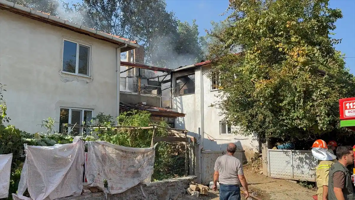 Kütahya’da Iki Katlı Evdeki Yangın Korkuttu 1