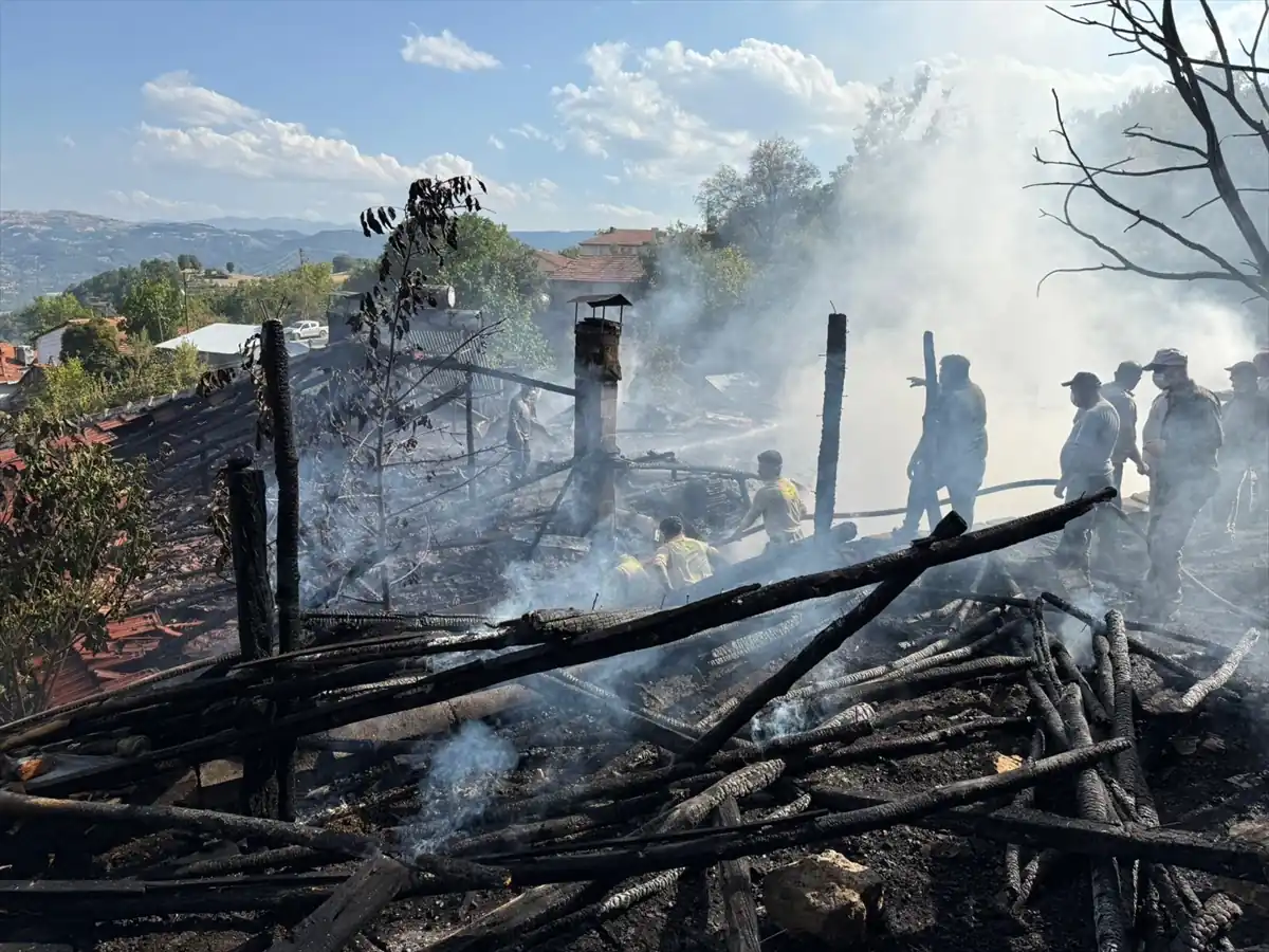 Kütahya’da Iki Katlı Evdeki Yangın Korkuttu