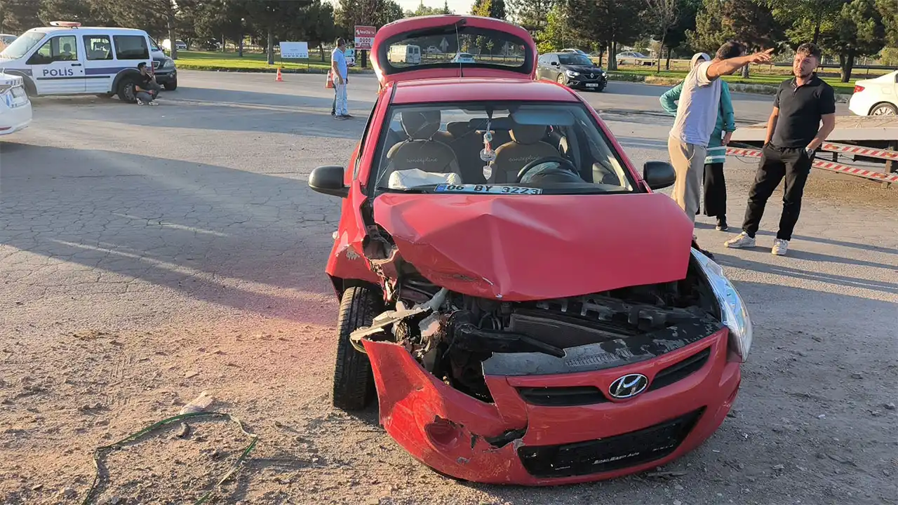 Kütahya’da Iki Otomobil Kafa Kafaya Çarpıştı, 6 Yaralı1