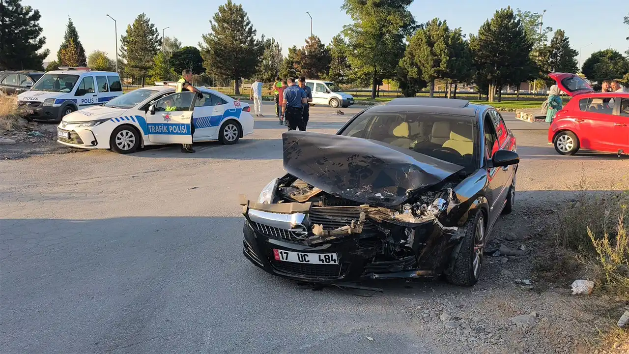 Kütahya’da Iki Otomobil Kafa Kafaya Çarpıştı, 6 Yaralı2