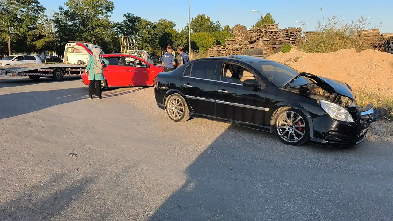 Kütahya’da Iki Otomobil Kafa Kafaya Çarpıştı, 6 Yaralı3