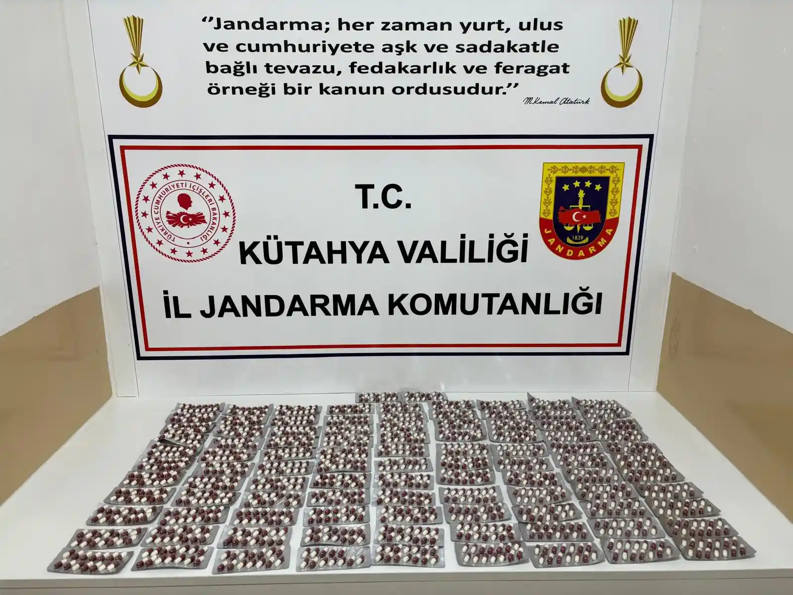 Kütahya’da Jandarma Ekipleri Binlerce Hap Ele Geçirdi 2