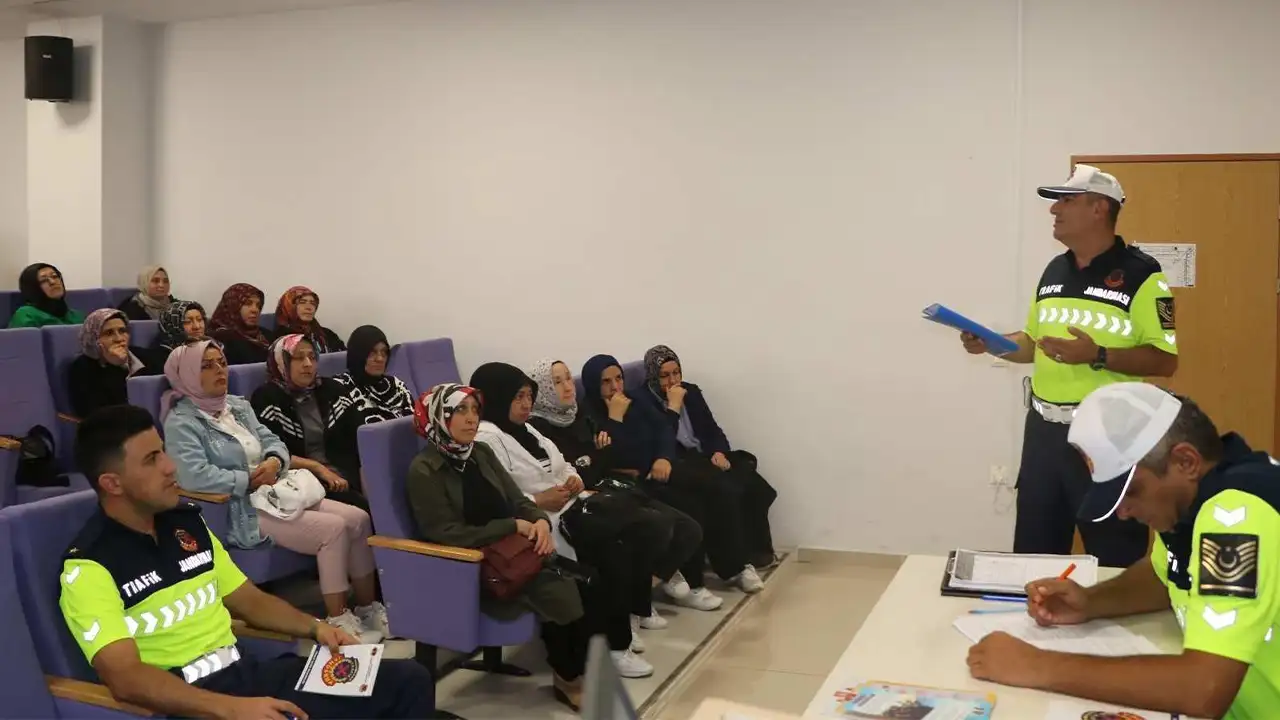 Kütahya'da Jandarmadan Servis Şoförlerine Eğitim1