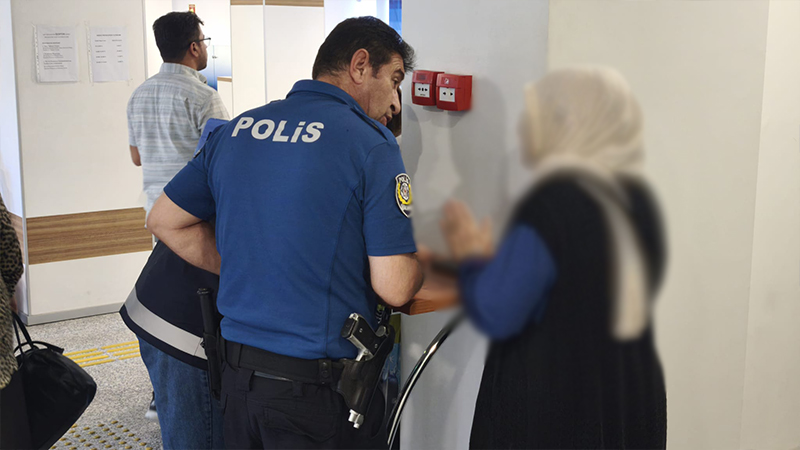 Kütahya'da Kadının Dolandırılmasını Güvenlik Görevlisi Engelledi (3)