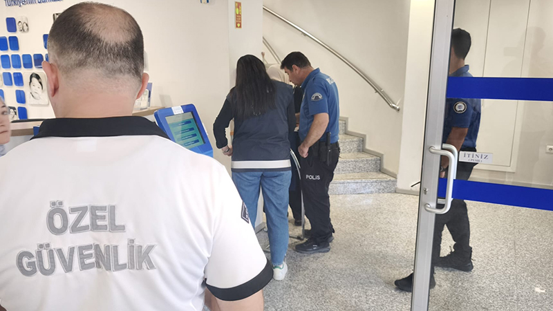 Kütahya'da Kadının Dolandırılmasını Güvenlik Görevlisi Engelledi (4)