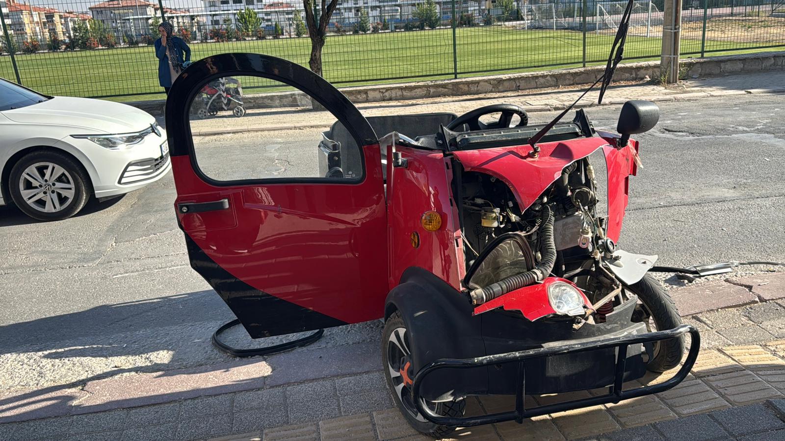 Kütahya’da Otomobil Elektrikli Araca Çarptı 2 Yaralı (2)