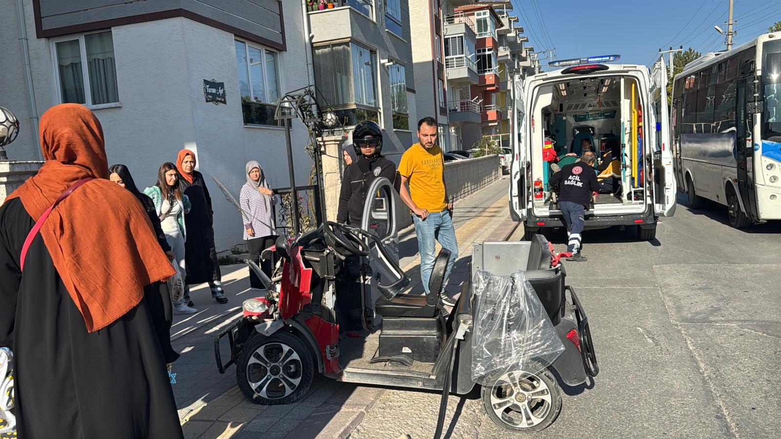 Kütahya’da Otomobil Elektrikli Araca Çarptı 2 Yaralı (3)