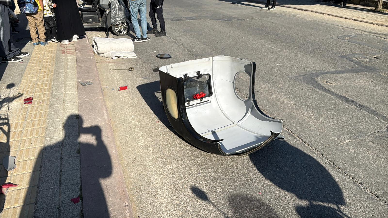 Kütahya’da Otomobil Elektrikli Araca Çarptı 2 Yaralı (4)