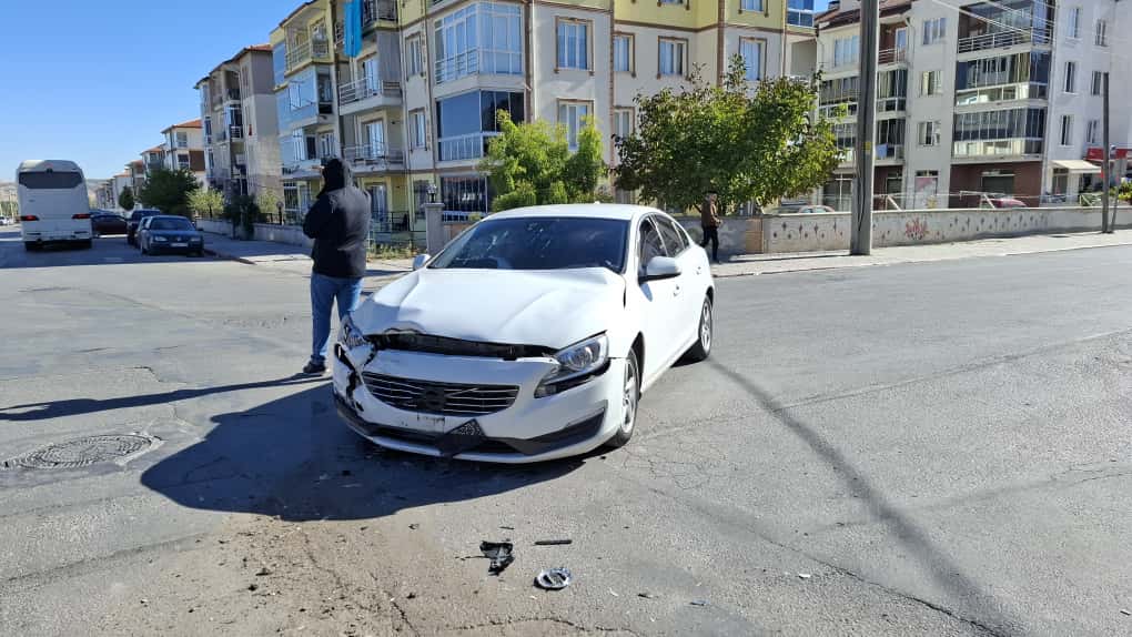 Kütahya'da Otomobil, Halk Otobüsüne Çarptı (1)